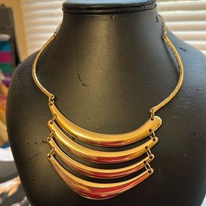 Vintage gold necklace with multiple lengths. Very stunnung